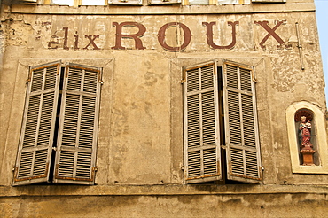 Large painted letters on ancient wall, with statue of the Virgin, and wood shutters, Old Aix, Aix en Provence, Provence, France, Europe