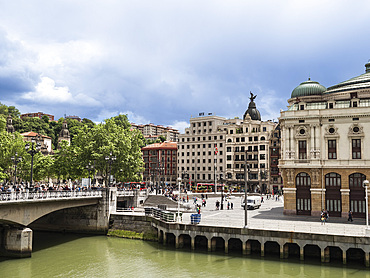 Puente del Arenal over the River Nervion and the Arriaga Theatre, Arriaga Plaza, Bilbao, Basque Country, Spain, Europe