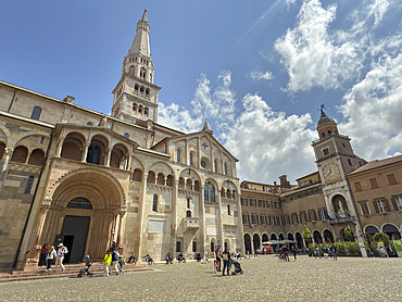 The Cathedral and the Palazzo Communale, Piazza Grande, Modena, Emilia Romagna, Italy, Europe