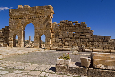 Antonine Gate, Roman ruin of Sbeitla, Tunisia, North Africa, Africa