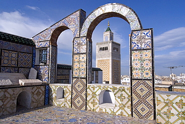 View over the Medina of Tunis and the main mosque, Tunisia, North Africa, Africa