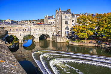 Bath Weir and Pulteney Bridge on the River Avon, Bath, UNESCO World Heritage Site, Somerset, England, United Kingdom, Europe