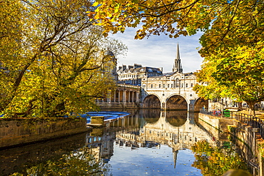 Pulteney Bridge reflected in the River Avon, Bath, UNESCO World Heritage Site, Somerset, England, United Kingdom, Europe