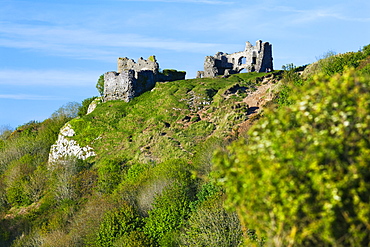 Pennard Castle overlooking Three Cliffs Bay, Gower, Wales, United Kingdom, Europe