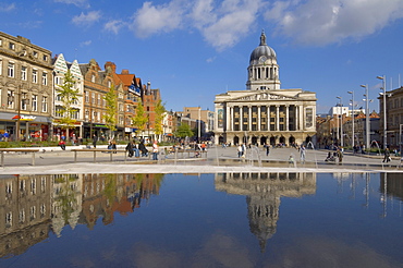 Council House reflected in the infinity pool, and fountains in the newly renovated Old Market Square in the city centre, Nottingham, Nottinghamshire, England, United Kingdom, Europe