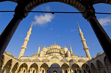 The Blue Mosque (Sultan Ahmet Camii) with domes and minarets, Sultanahmet, central Istanbul, Turkey, Europe