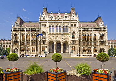 Main entrance to the neo-gothic Hungarian Parliament building, designed by Imre Steindl, dating from 1902, Budapest, Hungary, Europe