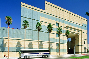 Usa, California, Los Angeles, La County Museum & Bus