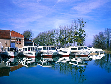 France, Burgondy, Cote D'or (21), Canal De Bourgogne, Rental Motor Boats At Quay