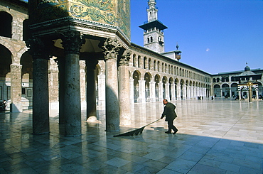 Syria, Damascus, The Omayyad Mosque Built By Khalif Walid The First And 12 000 Workers, The Site Was Occupied By A Temple Then A Church 