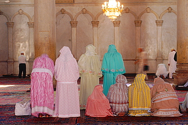 Syria, Damascus, The Omayyad Mosque Built By Khalif Walid The First And 12 000 Workers, The Site Was Occupied By A Temple Then A Church, People At Prayer Along The Qibla Wall