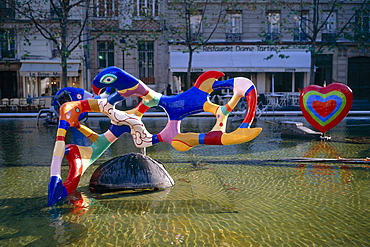 Basin with Nikki de Saint-Phalle sculptures and fountains, Place Beaubourg, Paris, France, Europe