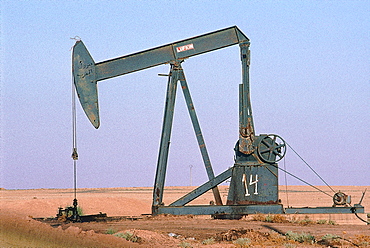 Syria, West Desert, Deir Ez Zor, An Oil Well At Works Near The Iraqi Border 