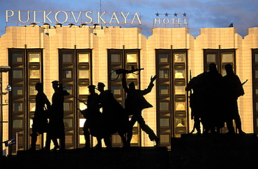 Russia, Saint Petersburg, Victory Square, Monument To The Victory And War Victims, Hotel Pulskoskaia At Rear 