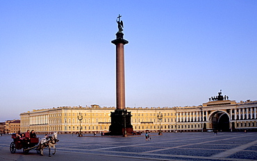 Russia, St-Petersburg, Palace Square, Alexander Column & Guard Headquarters