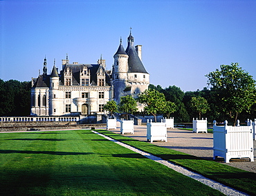 France, To Uraine Val-De-Loire, Loir-Et-Cher Chenonceau Renaissance Castle Built As A Bridge On River Cher