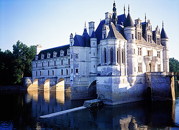 France, To Uraine Val-De-Loire, Loir-Et-Cher Chenonceau Renaissance Castle Built As A Bridge On River Cher 