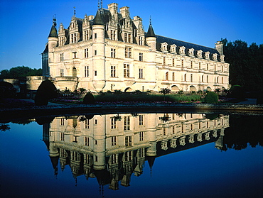 France, To Uraine Val-De-Loire, Loir-Et-Cher Chenonceau Renaissance Castle Built As A Bridge On River Cher 