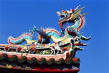 Dragon on a temple roof, Taipei, Taiwan, Republic of China, Asia