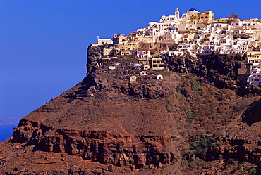 Imerovigli village perched on red volcanic hill, island of Santorini (Thira), Cyclades, Greek Islands, Greece, Europe