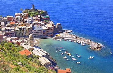 The colorful sea village of Vernazza, Cinque Terre, UNESCO World Heritage Site, Liguria, Italy, Europe