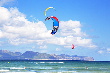 Kitesurfing, Alcudia beach. Mallorca (Majorca), Balearic Islands, Spain, Mediterranean, Europe