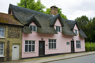 A thatched house in the medieval wool town of timber-framed houses mostly dating from the 15th century, Lavenham, Suffolk, England, United Kingdom, Europe