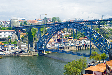 The Dom Luis I Bridge, in augurated in 1886, UNESCO World Heritage Site, spanning the Duoro River linking the historic centre of Porto with Vila Nova de Gaia on the south bank, Porto, Norte, Portugal, Europe