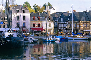 Waterfront and port of Saint Goustan (St. Goustan), town of Auray, Golfe du Morbihan (Gulf of Morbihan), Brittany, France, Europe