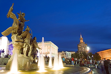 Statue of the brothers and sister who founded Kiev, Maidan Nezalezhnosti (Independence Square), Kiev, Ukraine, Europe