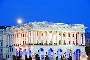 Moon rising over National Music Academy, Maidan Nezalezhnosti (Independence Square), Kiev, Ukraine, Europe