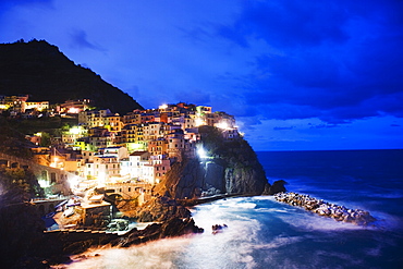 Clifftop village of Manarola, Cinque Terre, UNESCO World Heritage Site, Liguria, Italy, Europe