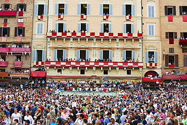 Crowds at El Palio horse race festival, Piazza del Campo, Siena, Tuscany, Italy, Europe