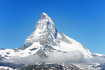 Paraglider flying near the Matterhorn, 4478m, Zermatt, Valais, Swiss Alps, Switzerland, Europe