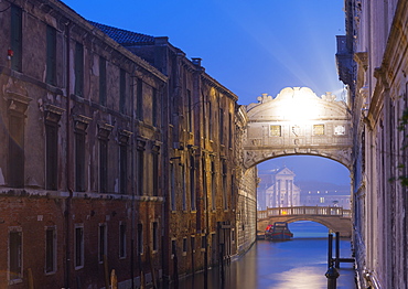 Bridge of Sighs, Doge's Palace, Venice, UNESCO World Heritage Site, Veneto, Italy, Europe