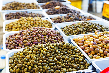 Olives in fresh produce market, Fethiye, Anatolia, Turkey, Asia Minor, Eurasia