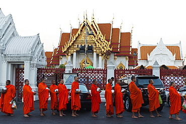 Monks collecting morning alms, The Marble Temple (Wat Benchamabophit), Bangkok, Thailand, Southeast Asia, Asia