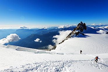 Climbers on Mont Blanc, Aiguille du Midi, Chamonix, Rhone Alpes, Haute Savoie, French Alps, France, Europe