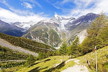 Charles Kuonen Suspension Bridge, the world's longest for pedestrians at 494m on the Europaweg trail, and Weisshorn, 4506m, Randa, Zermatt, Valais, Swiss Alps, Switzerland, Europe