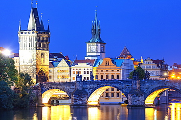 Charles Bridge on the Vltava River, Prague, UNESCO World Heritage Site, Bohemia, Czech Republic, Europe