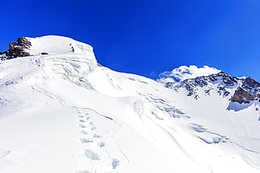 Climbers on summit ridge of Peak Korzhenevskaya, 7105m, Tajik National Park (Mountains of the Pamirs), UNESCO World Heritage Site, Tajikistan, Central Asia, Asia