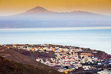 San Sebastian de la Gomera town, Tenerife in the background, San Sebastian de la Gomera, UNESCO Biosphere Site, La Gomera, Canary Islands, Spain, Atlantic, Europe