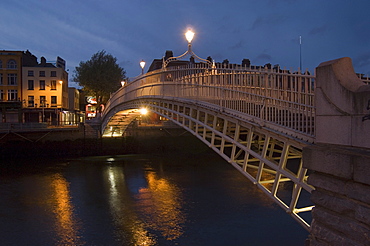 Half Penny Bridge (Ha'Penny Bridge) over Liffey River, Dublin, County Dublin, Republic of Ireland (Eire), Europe