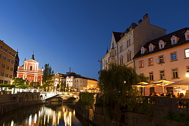 Franciscan Church of the Annunciation and Triple Bridge over the Ljubljanica River at dusk, Ljubljana, Slovenia, Europe