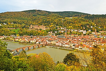 Heidelberg, with Heidelberg Castle on the hill and the Old Bridge over River Neckar, Baden-Wurttemberg, Germany, Europe 