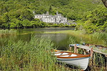 Kylemore Abbey, Connemara, County Galway, Connacht, Republic of Ireland, Europe