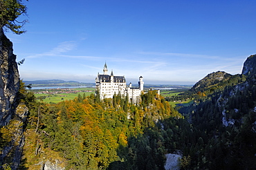 Schloss Neuschwanstein, view from Marienbrucke, fairytale castle built by King Ludwig II, near Fussen, Bavaria (Bayern), Germany