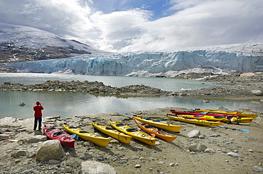 Kayaks, Austdalsbreen Glacier, Styggevatnet Lake, Jostedalsbreen Icecap, Sogn og Fjordane, Norway, Scandinavia, Europe