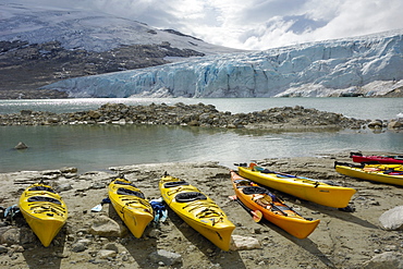 Kayaks, Austdalsbreen Glacier, Styggevatnet Lake, Jostedalsbreen Icecap, Sogn og Fjordane, Norway, Scandinavia, Europe