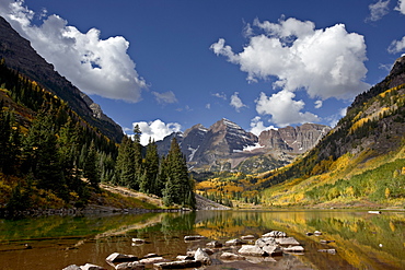 Maroon Bells reflected in Maroon Lake with fall color, White River National Forest, Colorado, United States of America, North America